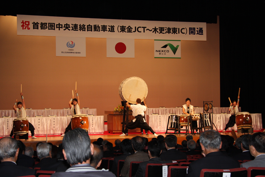 開通式典の冒頭では、地元の太鼓グループによる記念演奏が披露された