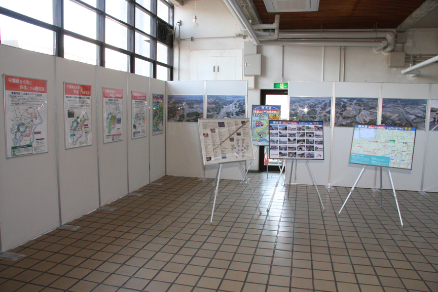 式典会場の一角には、圏央道のアウトラインの紹介や路線を上空から撮影した航空写真などのパネル展示を実施