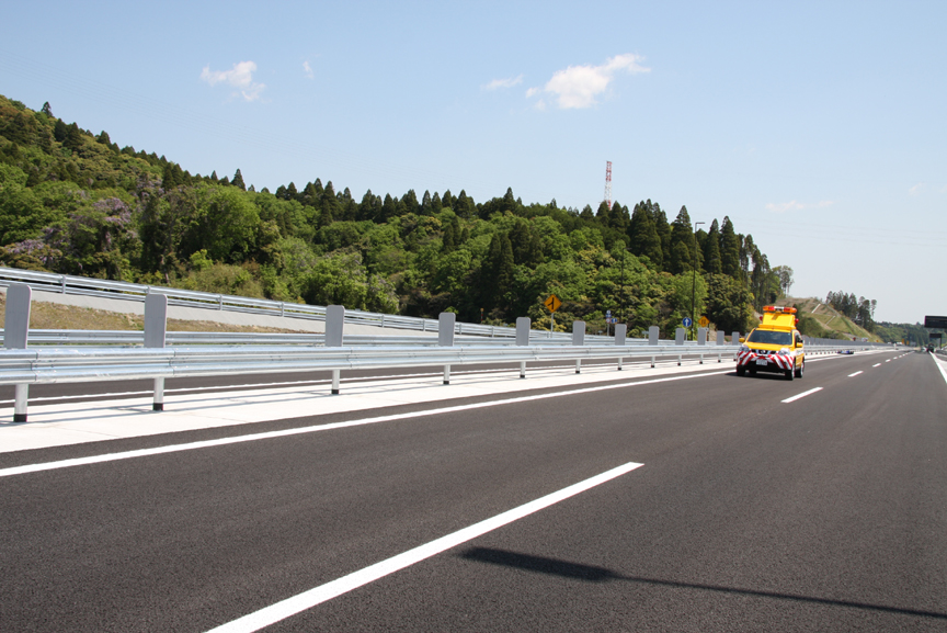 開通直前の圏央道。施工されたばかりのアスファルト路面が印象的だ