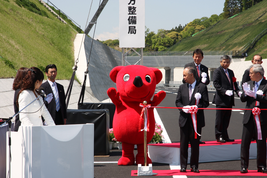 開通セレモニーに出席した千葉県のマスコットキャラクター「チーバくん」