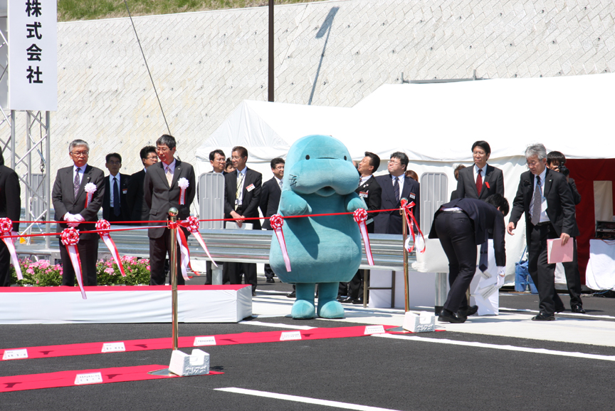 開通セレモニーに出席したNEXCO東日本のマナー向上キャラクター「マナーティ」