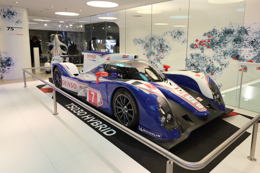 2階は現行モデルの展示。取材当日は写真右からWECやル・マン24Hに挑戦し続けるTS030ハイブリッド、そしてTRDパーツでモディファイされたGT86（日本のトヨタ86）、パーソナルモビリティのコンセプトモデルi-unit、また写真には無いが日本未発売のオーリスハイブリッドとそのカットモデルが展示されていた