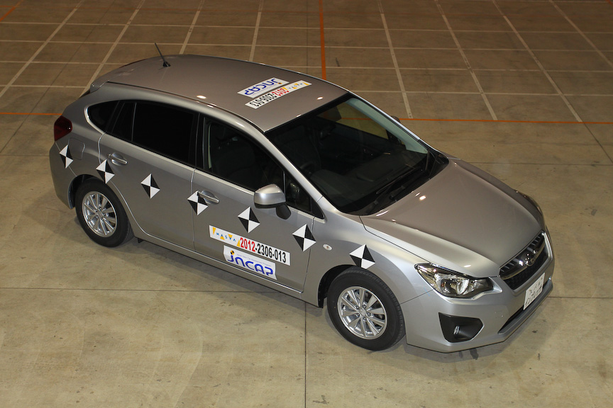 2012年度の前期試験でファイブスター賞を獲得したスバル「インプレッサ」（左）とトヨタ「カローラフィールダー」（右）