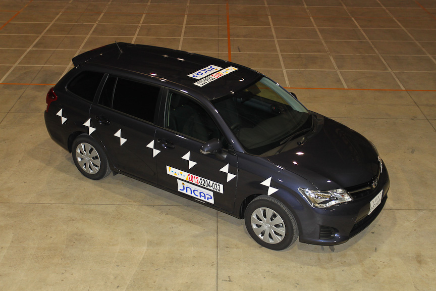 2012年度の前期試験でファイブスター賞を獲得したスバル「インプレッサ」（左）とトヨタ「カローラフィールダー」（右）