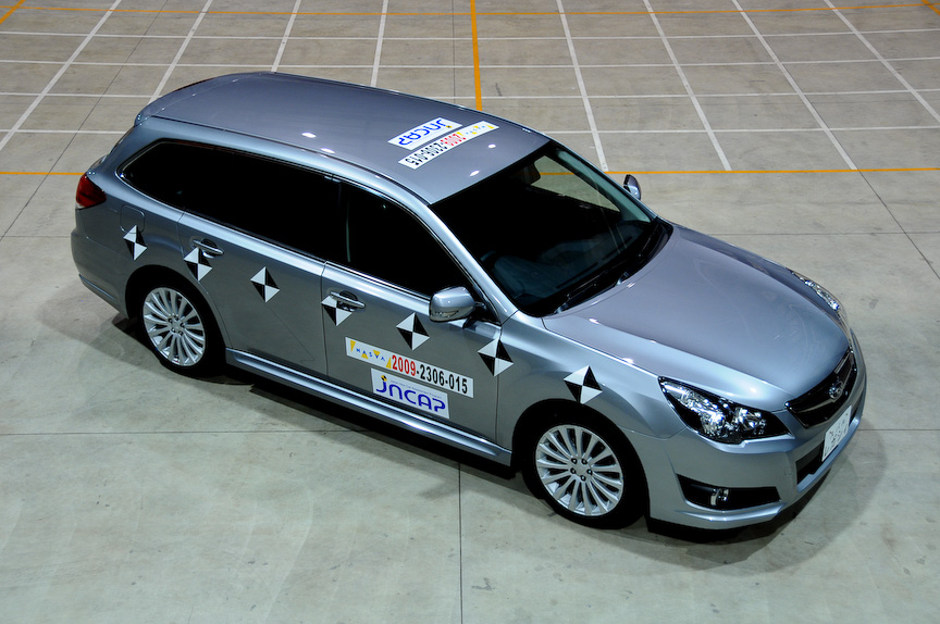 2012年度の後期試験でファイブスター賞を獲得したマツダ「CX-5」（左）、スバル「レガシィ」（中）、本田技研工業「CR-V」（右）