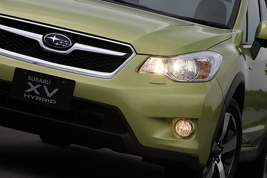 ヘッドライトはエクステンションがアルミ蒸着に、インナーレンズがブルーになる。クリアランスランプはホワイトバルブ。またヘッドライトはロービームがHID、HYBRID 2.0iだとハロゲンになる。ポップアップ式のヘッドランプウォッシャーも装備する