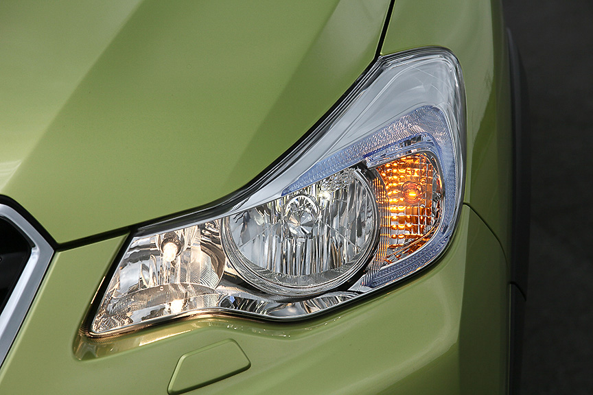 ヘッドライトはエクステンションがアルミ蒸着に、インナーレンズがブルーになる。クリアランスランプはホワイトバルブ。またヘッドライトはロービームがHID、HYBRID 2.0iだとハロゲンになる。ポップアップ式のヘッドランプウォッシャーも装備する