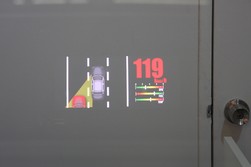 同じく、CESで初公開されたマイクロミラー構造で構成するヘッドアップディスプレイ。日本での一般公開はこれが初めてとなる。ナビやハンズフリーの情報に加え、進化を続ける車両安全技術との連携も視野に入れて開発しているとのこと