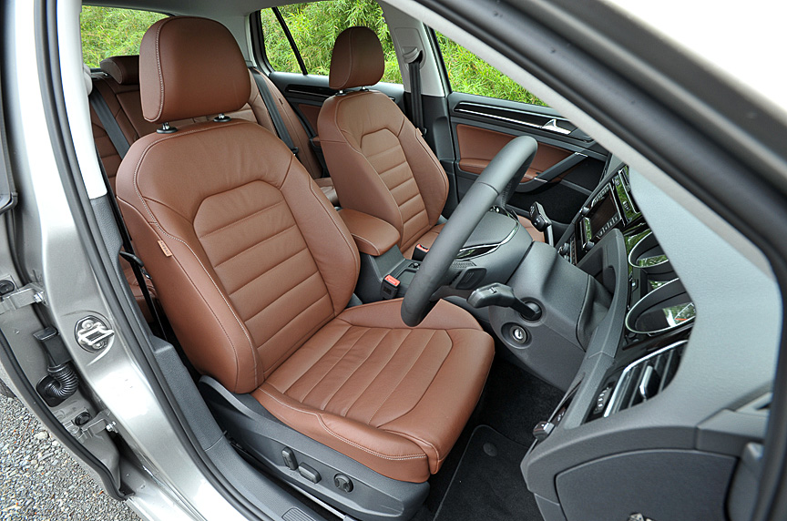 レザーインテリアのシートはパワーシートとなる
