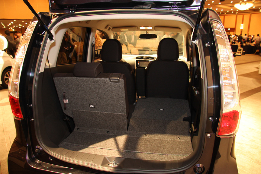 ラゲッジスペースは93Lの容量を持ち、左右一体で170mm前後にスライド可能。ラゲッジ容量を広げるためシートを限界まで前方に動かしても必要十分なレッグスペースを確保する。リヤシートのシートバックは5：5分割可倒式で、レバー操作1回で座面まで沈み込むワンタッチフォールディング機構を採用する