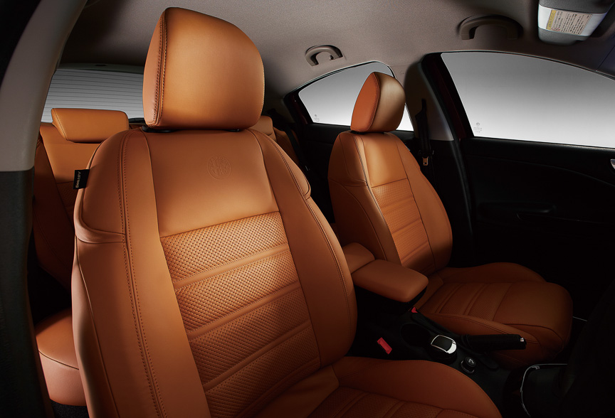 クラシカ専用となる「465ナチュラル」色のレザーシート