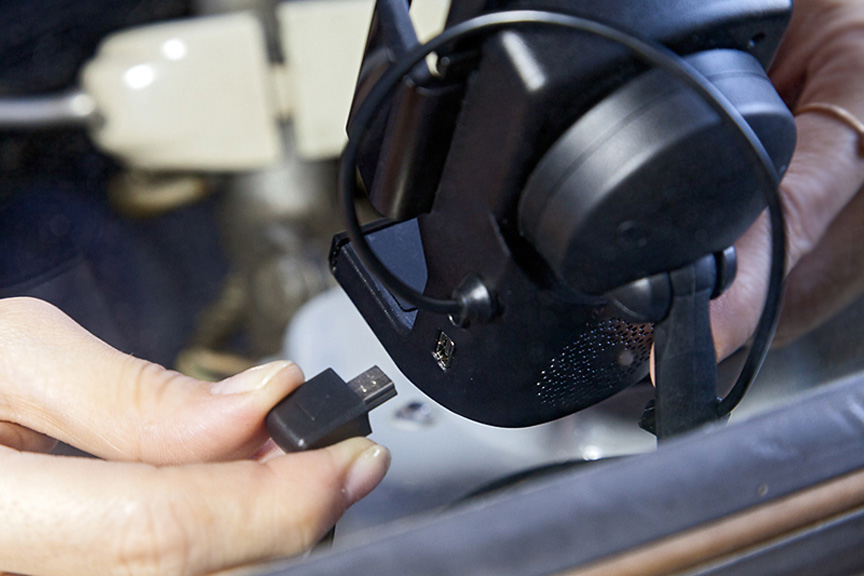 シガーライター電源ケーブルをクレイドル本体に接続して電源もOK