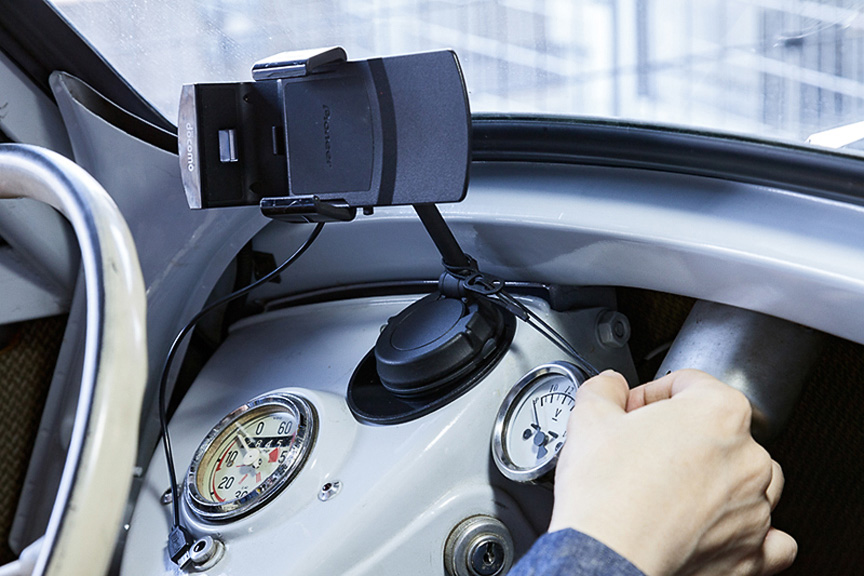 最後に落下防止用ストラップを電圧計のステイに取り付けてみたよ。万が一外れても安心だね！