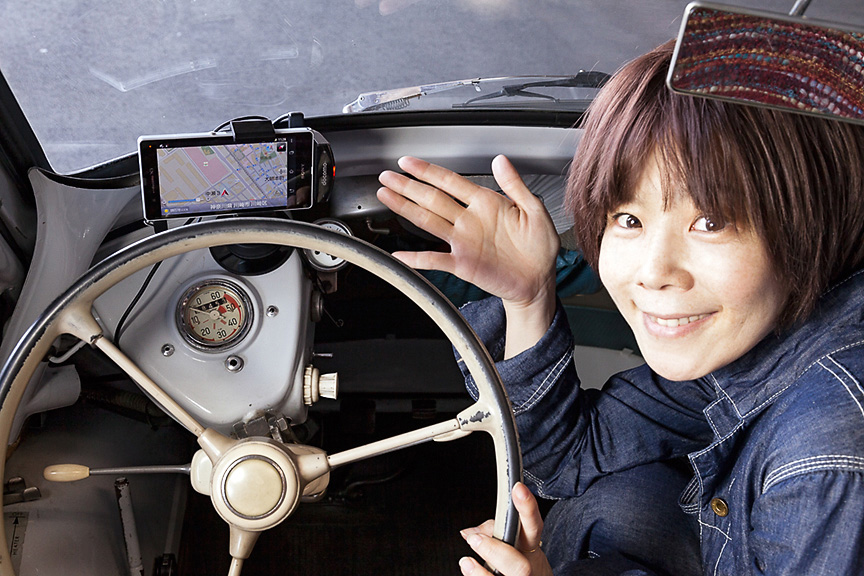 ジャーン！スマホをセットして準備完了！今回は横位置で使用してみたけどもちろん縦にすることもできるよ。高さや角度もクレイドル側で柔軟に調整できちゃう