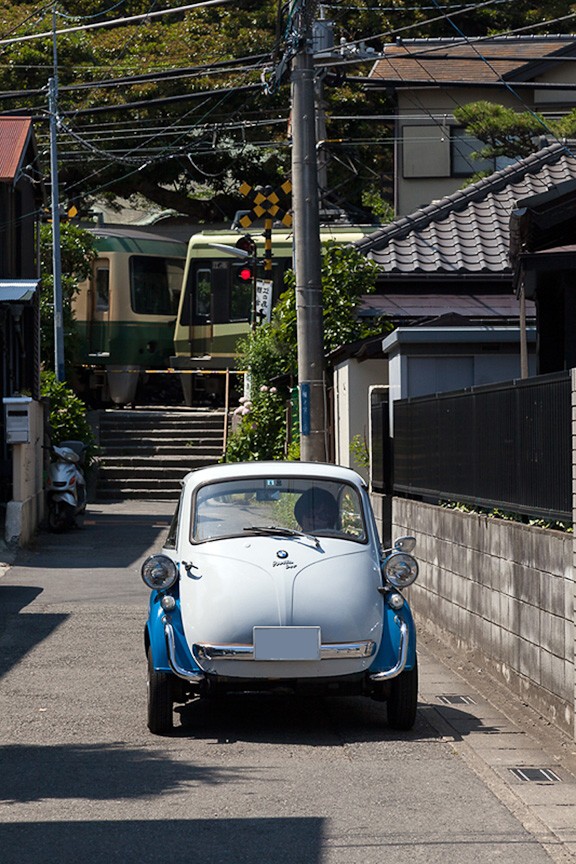 細い市街地でもイセッタならすいすい～♪ 鎌倉の街はいろんな場所で突然江ノ電が現れます