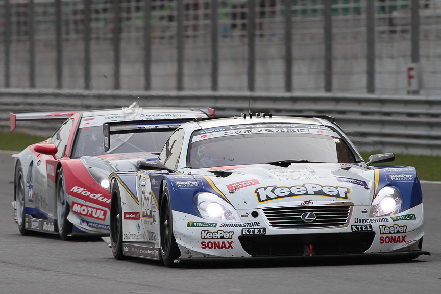 37号車と18号車の4位争いは終盤まで続いた