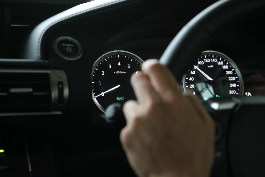 IS 300hで高速道路を走る車内。走行状況やバッテリー残量でも変化するが、ときには80km/hで走行中にもかかわらず、モーターの力だけで走っていてエンジンは停止している、なんて状況も出てくる。もともとエンジン音が控えめで車内の静粛性が高いので、メーターを切り替えてチェックするまでエンジンの作動状況を確認できない