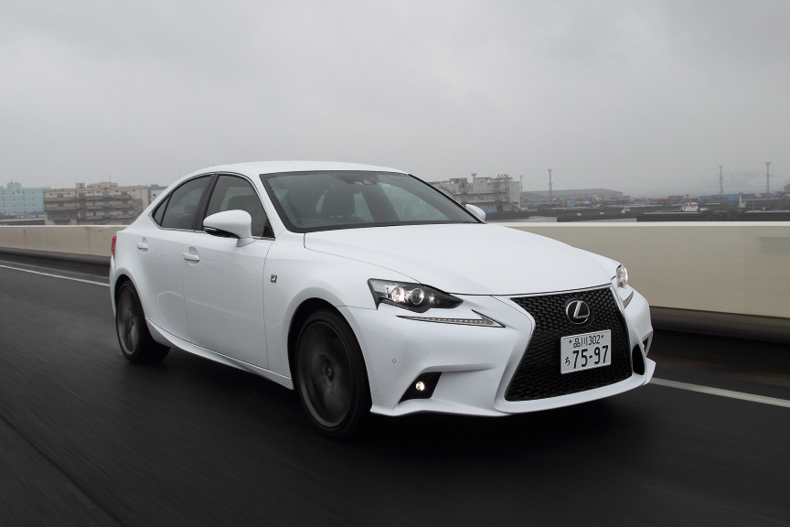 ホットモデルのIS 350 Fスポーツでは、IS-Fに採用された8速AT、走りを統合制御するLDH、車内をスポーティーに演出するサウンドジェネレーターなどを装備。
