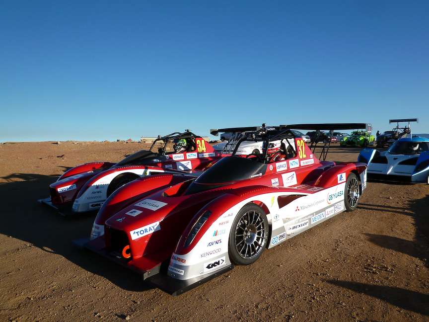 昨年からEVで出場している三菱自動車は、32号車を増岡選手が、34号車をグレッグ・トレーシー選手がドライバーを務めます