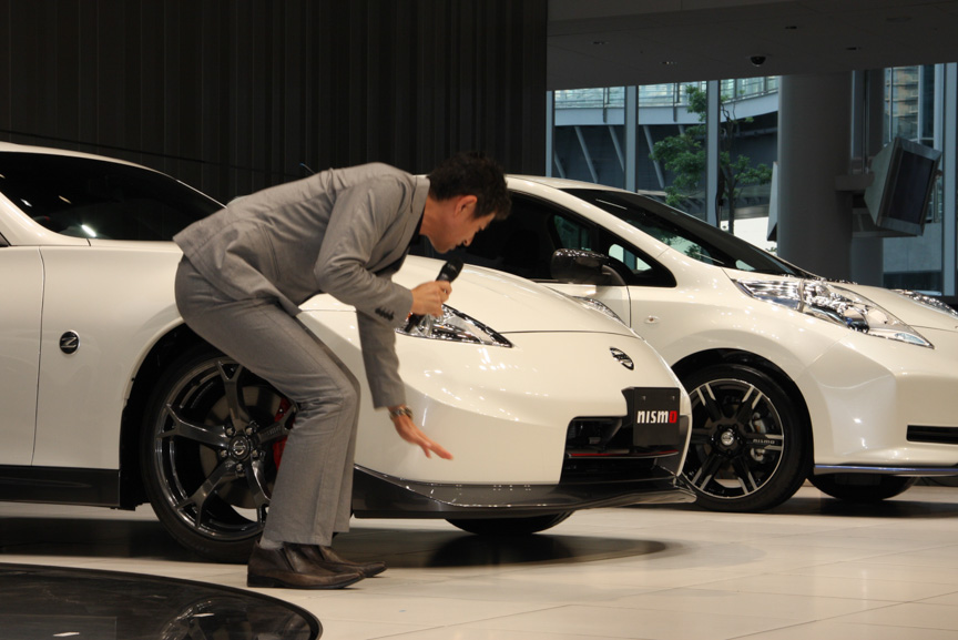 「人によってはヌメっとしていると見るかもしれませんが、バンパー形状とスポイラーの2つのカナードできちんとフロントを抑えて、ルーフからリアウイングに流れてボディーを押さえつけられたZは、リフト係数が-0.159と、現行型のGT-Rと同じぐらいの数値になっています」と解説する田村チーフ・プロダクト・スペシャリスト
