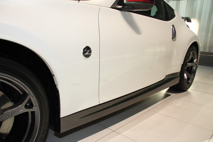 専用のフロントバンパー、サイドシルプロテクター、リアバンパーはガンメタリック塗装のスポイラー部位を設定。前後バンパーにはアクセントとして赤いラインを引いている