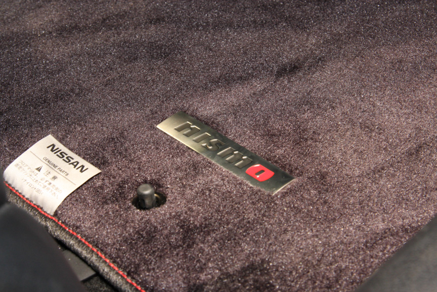 フロアマットにNISMOのロゴマーク入りプレートを設置