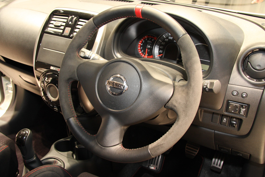 アルカンターラ巻ステアリングは全車共通。ピアノ調フィニッシャー、220km/hスケールメーターなどはNISMO S専用装備