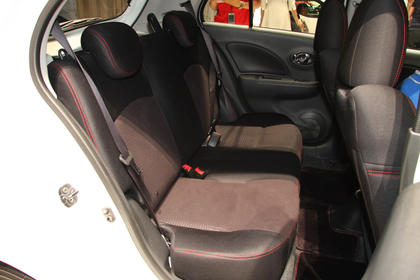 フロントシートはNISMO S専用のスポーツシート。リアシートの形状はベースモデルと同じだが、シート表皮とレッドステッチが専用品となる