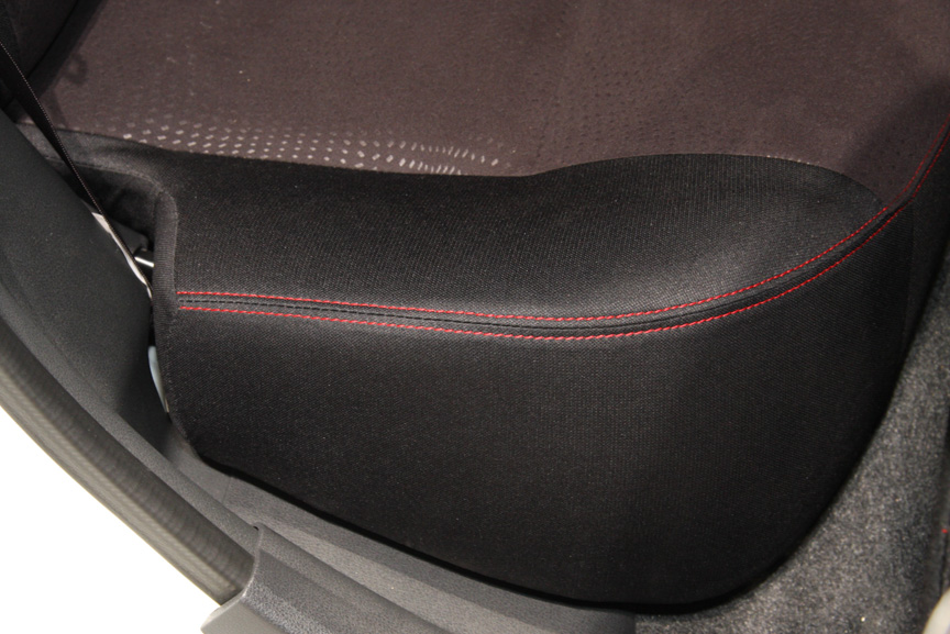 フロントシートはNISMO S専用のスポーツシート。リアシートの形状はベースモデルと同じだが、シート表皮とレッドステッチが専用品となる