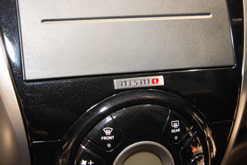 インパネのセンターパネルやフロアマットにNISMOのロゴプレートを装着