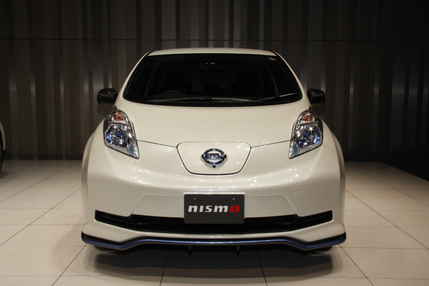 「NISMO エアロパッケージ」「NISMO パフォーマンスパッケージ」を装着したリーフ