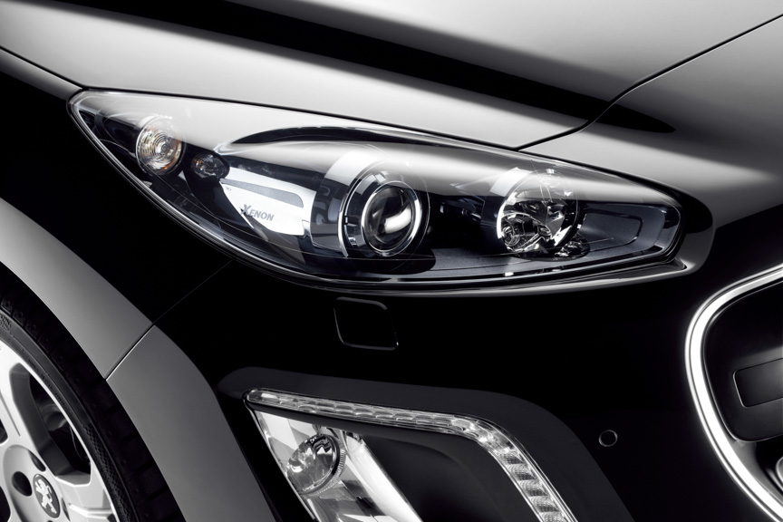 308 Premiumではオプション選択もできないバイキセノン・ヘッドライトを標準装備