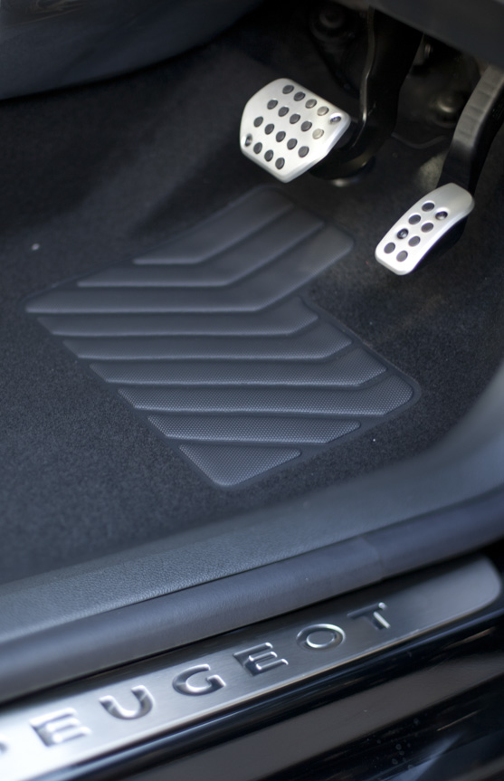 アルミ製のペダルとドアステップガードが足もとの印象を引き締める