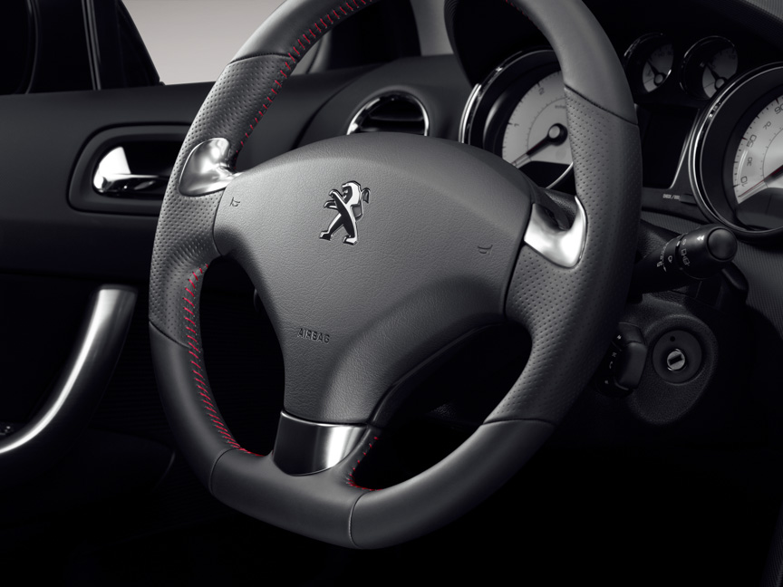 通常でもレザーステアリングを装着しているが、Sportiumではレッドステッチ入りサムレスト付きのスポーツレザーステアリングとなる