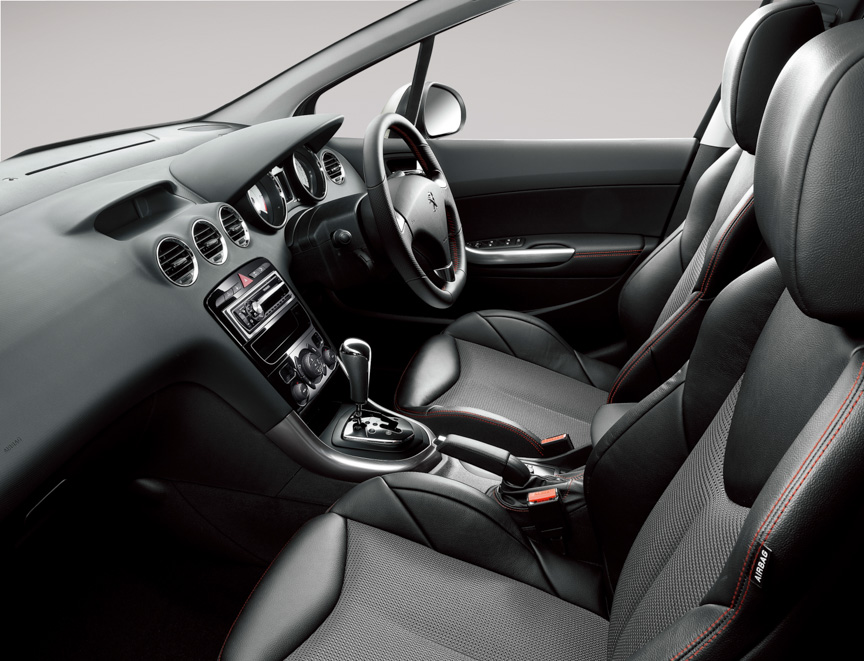 黒い内装色にレッドのステッチが映える。フロントシートはランバーサポート調整機能を追加