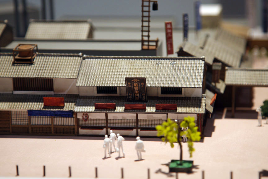 暖簾の色合いなども当時の色合いや工法などをベースとしたこだわりで再現される町並み