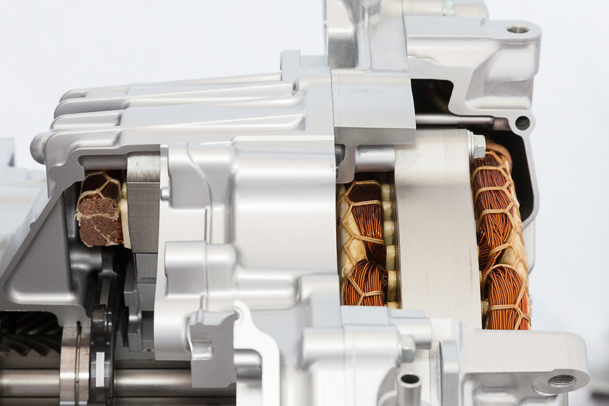 エンジンを正面から見て右（外側）が充電用、左が走行用モーター