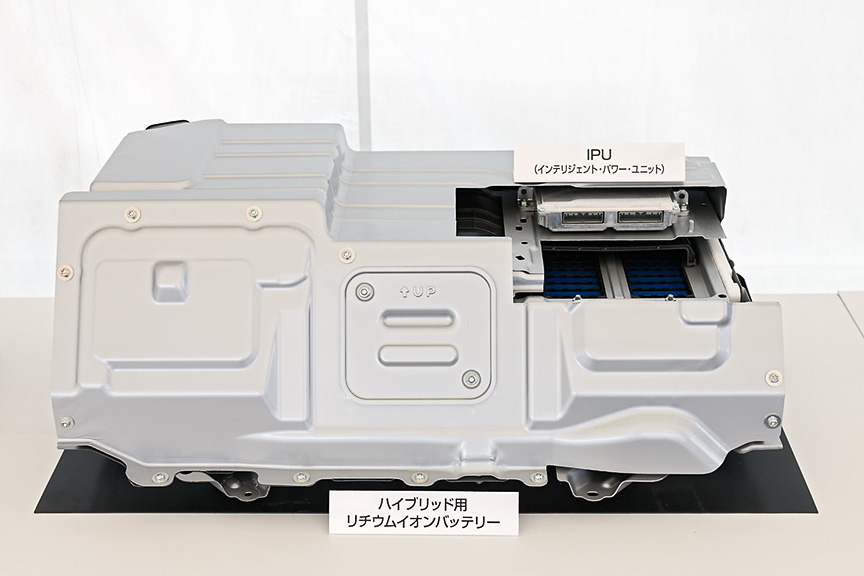 リアシート後方に搭載されるIPU（インテリジェントパワーユニット）＆リチウムイオンバッテリー