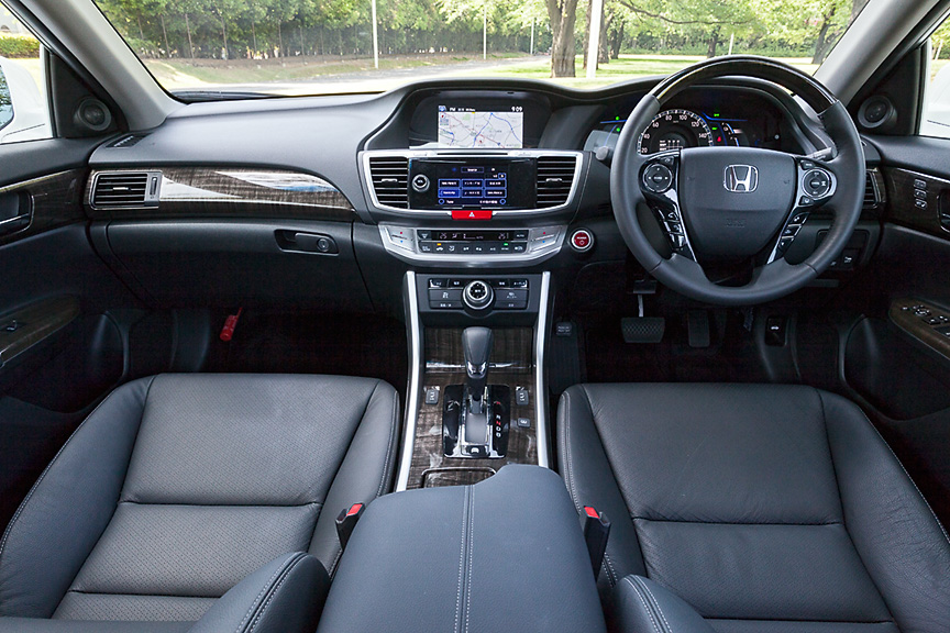 ブラックのインテリアカラーにダーク系の木目調パネル、アクセントにメタル加飾を施したインパネ。落ち着いたムードだ