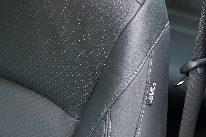 本革シートはオプション。運転席は8ウェイ、助手席は4ウェイのパワーシートを採用。サイドエアバッグも標準装備