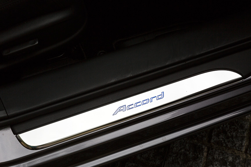 前後ともにブルーのイルミネーションが光るサイドステップガーニッシュ