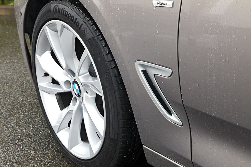 フロントタイヤ後方の「エア・ブリーザー」と呼ばれるエアダクトを初採用