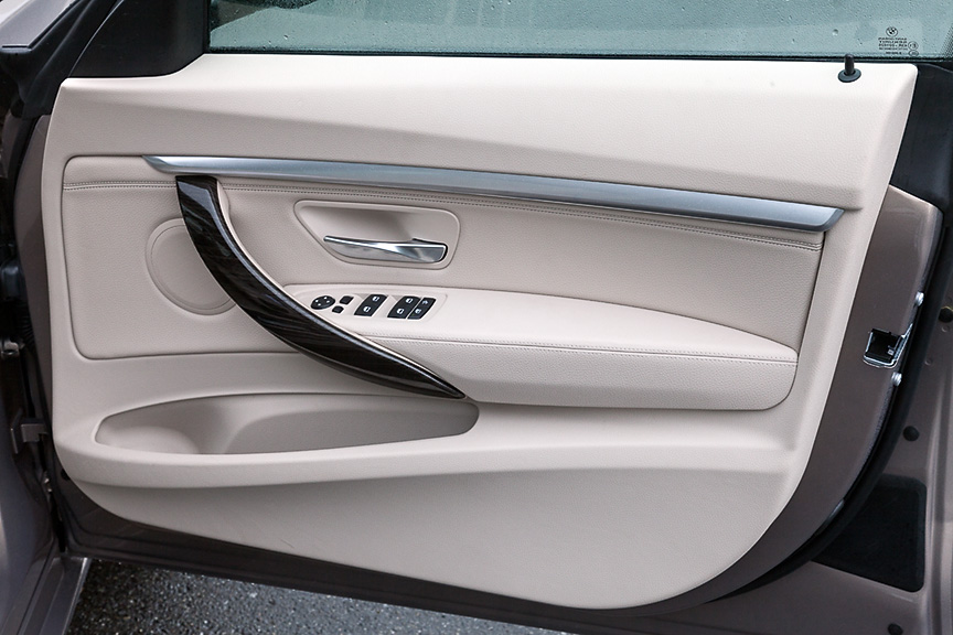 明るく開放的なインテリア。ホイールベースの延長により後席のレッグスペースが70mm拡大するなど、広々とした室内空間を実現するとともに、3シリーズ ツーリングより25Lほど広いラゲッジスペースなどを備える