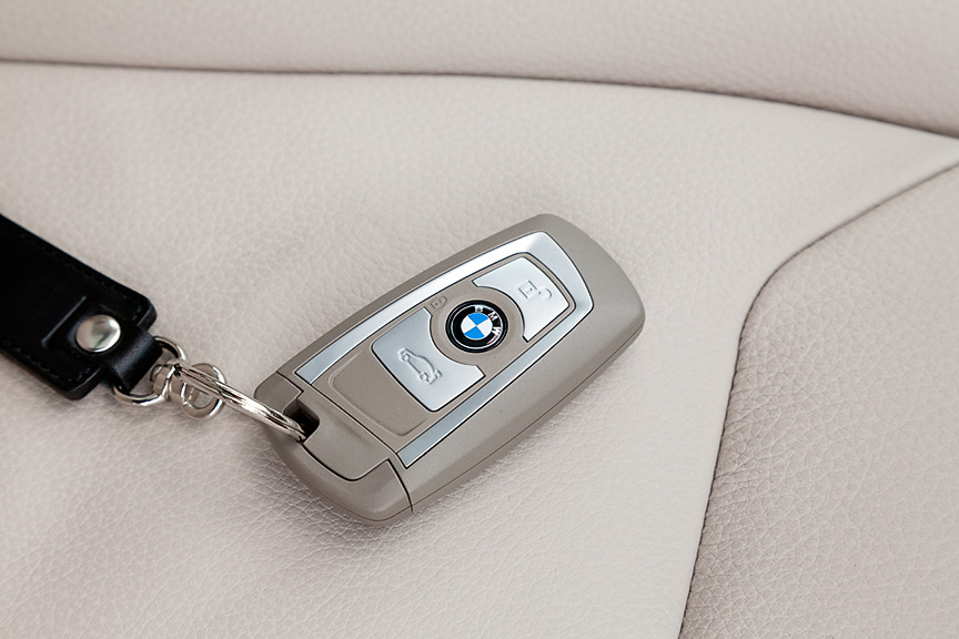 明るく開放的なインテリア。ホイールベースの延長により後席のレッグスペースが70mm拡大するなど、広々とした室内空間を実現するとともに、3シリーズ ツーリングより25Lほど広いラゲッジスペースなどを備える