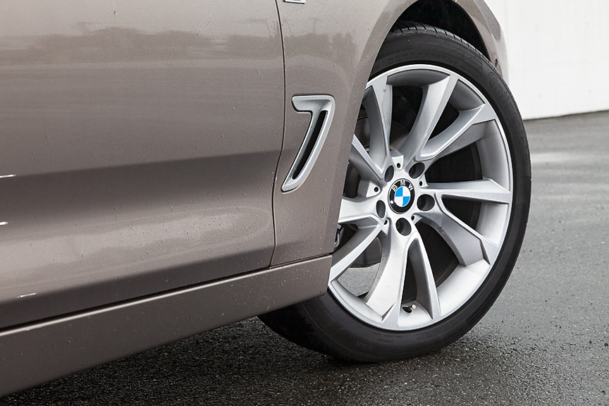 撮影車両は320iモダン。ボディーサイズは3シリーズ ツーリングから全長200mm、ホイールベース110mm、全高50mmほど拡大し、4825×1830×1510mm（全長×全幅×全高）、ホイールベース2920mmというサイズ。搭載する直列4気筒DOHC 2.0リッターツインスクロール・ターボエンジンは最高出力135kW（184PS）/5000rpm、最大トルク270Nm（27.5kgm）/1250-4500rpmを発生