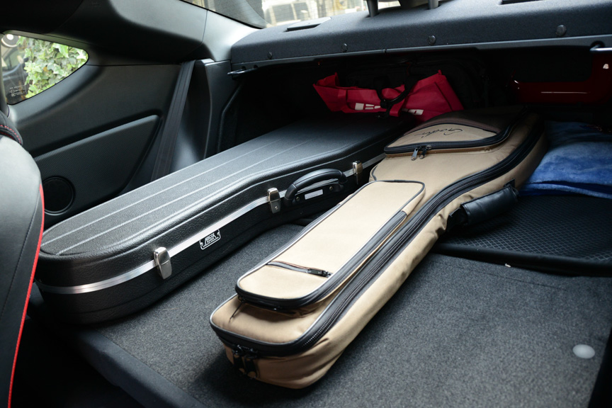 助手席側からラゲッジルームの状況を見る。これならシーズー犬が10匹ぐらい住めそうだ。大変なことになるとは思うが