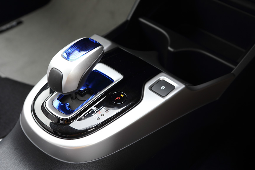 シフトノブ。触れた感じもよく、未来的な感がある