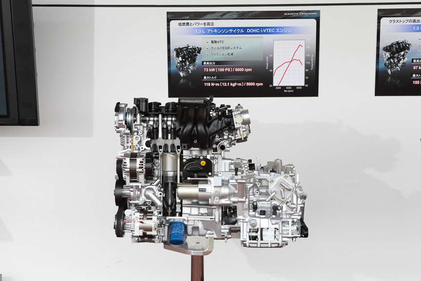73kW（100PS）/119Nm（12.1kgm）の直列4気筒DOHC 1.3リッターアトキンソンサイクルエンジン