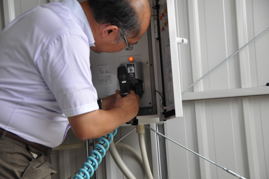 「えー、つなぐだけです。通常の充電作業と変わるところはありません。それがユビ電の特徴です」