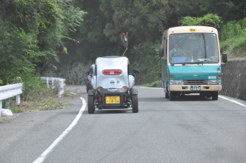 細い道でのすれ違いもラクラク